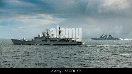 La Royal Navy destroyer HMS Edinburgh en compagnie de l'US Navy destroyer USS Barry Banque D'Images