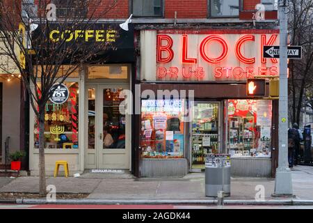 787 Coffee, Block Drug Store, 101 2nd Ave, New York, NY. Magasins extérieurs d'un café de Porto Rico et d'un magasin de drogue de l'ancien temps à Manhattan. Banque D'Images