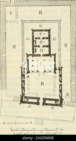 . L'Egypte et l'Sûdân. Manuel pour les voyageurs. orner de la façade.Ce U le mémorial de l'inscription d'Silko, sous-roi des Nubiens et tous les Ethiopiens (ca. 5e 100. A.D.), dans lequel il célèbre, dans la mauvaise partie,sa victoire sur les Blemmyes, qu'il a battu de Prlmis Talmis,pour avancer le plus loin comme Taphis et Talmis. Le Vestibule, ou Pronaos (PI. C), le toit de qui a fallenin, comporte 12 colonnes, avec des chapiteaux floraux. La plupart des reliefsrepresent l'empereur en présence des dieux ; deux, sur le rearfW.l mur, à gauche de la porte, méritent d'avis. L'un montre l'Ptolemi Banque D'Images