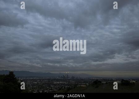 Los Angeles, Californie, USA. Dec 18, 2019. Les couvertures de nuages le centre-ville de Los Angeles skyline le Mercredi, Décembre 18, 2019. Ringo : crédit Chiu/ZUMA/Alamy Fil Live News Banque D'Images