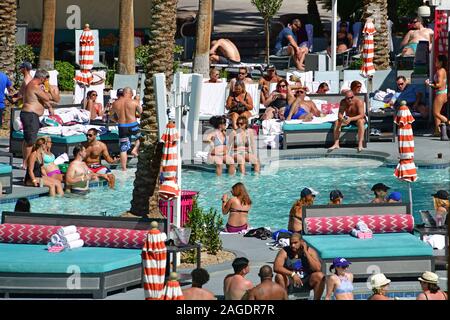 Las Vegas NV, USA 09-30-18 La piscine du Flamingo Beach Club est l'un des plus occupés des piscines avec accès facile aux glissades d'eau. Banque D'Images