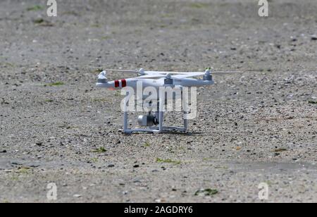 - Un drone DJI DJI phantom standard drone garé sur une rive sablonneuse avant le décollage. Banque D'Images