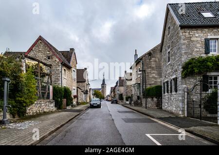 Breinig-Stolberg, Allemagne - 08 septembre 2019 : vue sur village sur la rue principale et de maisons traditionnelles dans le centre du village historique d'Alt Breinig, connu sous le nom de Banque D'Images