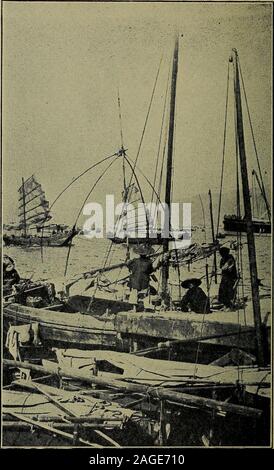 . A'Chu et autres histoires. HOUSE-BOAT les garçons d'avoir leur photo prise ils aller à terre pour acheter le nécessaire pour leur simplemode de vie. La rivière devant notre maison est frangé d'un borderof les house-boats et sampans à tout moment de la journée, et + profondément bordé de nuit. Les habitants de ces bateaux sont nos plus proches voisins sur l'eau-ward côté de la rue, et très neighborsthey sont intéressantes.. © U. & U., N. Y. HABBOR DE CANTON - JUNKS EN PERSPECTIVE118 Canton de jour en jour 119 juste en dessous de l'endroit d'atterrissage en face se trouve un petit bateau sale,attaché à un long poteau projetés dans une spotof s Banque D'Images