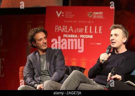 Caserta, Italie. Dec 18, 2019. FICARRA E PICONE, duo italien acteur comédien à 'Reggia Vanvitelliana', au cours de la kermesse 'MAESTRI ALLA REGGIA'. Dans l'image afin de G à D : Salvo Ficarra, acteur et Valentino Picone, acteur (Photo par Salvatore Esposito/Pacific Press) Credit : Pacific Press Agency/Alamy Live News Banque D'Images