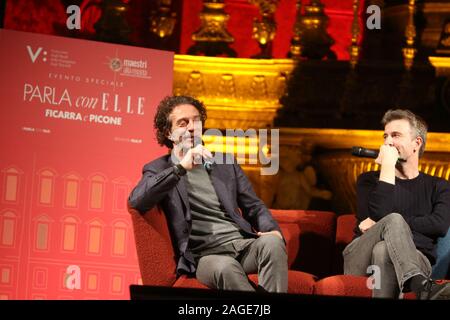 Caserta, Italie. Dec 18, 2019. FICARRA E PICONE, duo italien acteur comédien à 'Reggia Vanvitelliana', au cours de la kermesse 'MAESTRI ALLA REGGIA'. Dans l'image afin de G à D : Salvo Ficarra, acteur et Valentino Picone, acteur (Photo par Salvatore Esposito/Pacific Press) Credit : Pacific Press Agency/Alamy Live News Banque D'Images