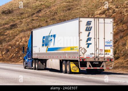 Dec 9, 2019 Los Angeles / CA / USA - Swift la conduite de camions sur l'autoroute ; Swift Le transport est un Phoenix, Arizona, moteur de camion américain shi Banque D'Images