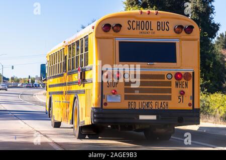 Dec 9, 2019 Los Angeles / CA / USA - vue arrière de l'autobus scolaire qui circule sur l'autoroute Banque D'Images