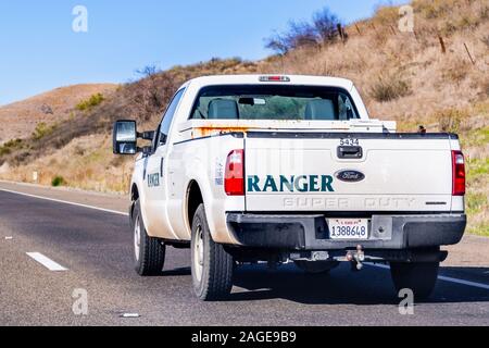 Dec 9, 2019 Santa Barbara / CA / USA - Santa Barbara County parks Ranger véhicule roulant sur l'autoroute Banque D'Images