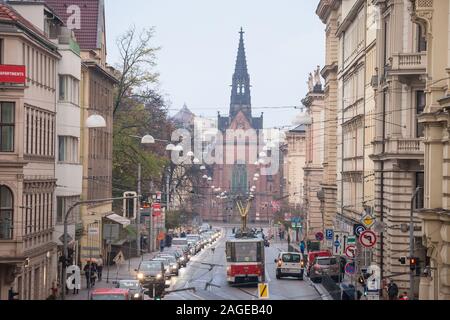 BRNO, République tchèque - 5 novembre, 2019 : Jan Amos Comenius, Église ou chram jana amose komenskeho, ou Eglise rouge, vu de la rue Husova, avec ses embouteillages, Banque D'Images