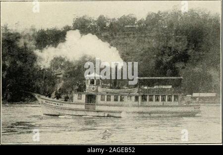 . Cutler's guide à Niagara Falls, et les points d'intérêt. -.- Allits gloire, personne ne peut mesurer ou comprendre lavis de la grande cascade, jusqu'à ce qu'il a fait un voyage sur thelittle steamer Maid of the Mist. Pour rejoindre le bateau à vapeur à partir du fichier .côté américain il y a le long de la pente lorsque escalier libre pour passagers, et com-fortable voitures sur lesquelles les passagers sont transportés pour 10 centsdown et retour. L'atterrissage sur le côté canadien est reachedin la même manière. À bord du navire à vapeur, le passager n'est ni de fourrure avec un costume confortable en caoutchouc, et, enfermé dans l'eau de la tête Banque D'Images