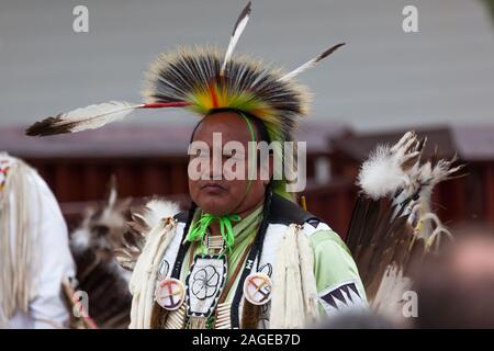 , DAKOTA-DU-SUD - juin15, 2014 : Une tribu Native American man dans des vêtements spécifiques donnant un discours sur le patrimoine et les coutumes tribales dans Custer, SD Banque D'Images