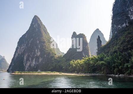 Croisière en bateau sur la rivière Li formation karstique et paysage de montagne dans le brouillard entre Guiling et Yangshuo, Guangxi Province, China Banque D'Images