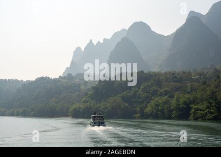 Croisière en bateau sur la rivière Li formation karstique et paysage de montagne dans le brouillard entre Guiling et Yangshuo, Guangxi Province, China Banque D'Images