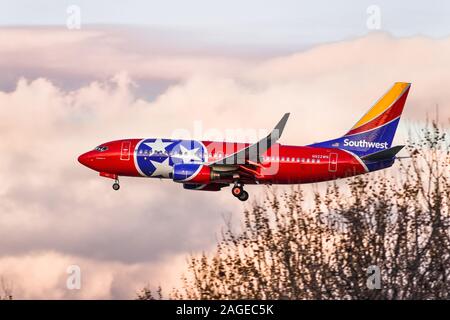 Déc 14, 2019 San Jose / CA / USA - New York l'un des avions de Southwest Airlines (livery honorer et conçu d'après le drapeau de l'état du Tennessee) approchant Banque D'Images