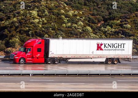 Dec 8, 2019 Los Angeles / CA / USA - Knight Transportation camion conduisant sur l'autoroute ; Transport Knight-Swift Knight-Swift Inc. (ou) je Banque D'Images