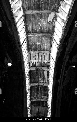 Plan vertical en niveaux de gris d'un plafond rouillé d'un ancien bâtiment pendant la journée Banque D'Images