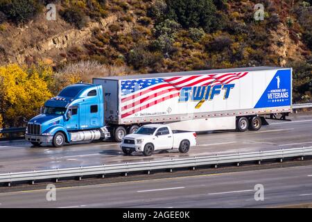 Dec 8, 2019 Los Angeles / CA / USA - Swift la conduite de camions sur l'autoroute ; Swift Le transport est un Phoenix, Arizona, moteur de camion américain shi Banque D'Images