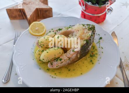 18 décembre 2019, le Brandebourg, Groß Schauen : Le plat 'bleu carp avec des pommes de terre" peut être vu sur une plaque dans le Fischgaststätte Köllnitz der Fischerei. La carpe n'a pas facilement se tenir comme poisson. Il peut marquer des points avec son régionalisme et la durabilité. (Sur 'le régionalisme et la durabilité - la carpe mérite une meilleure image') Photo : Patrick Pleul/dpa-Zentralbild/ZB Banque D'Images