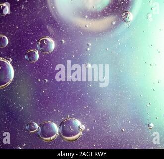 Belle photo de bulles de savon sur un fond violet avec textures intéressantes Banque D'Images