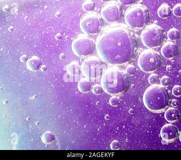 Belle photo de bulles de savon sur un fond violet avec textures intéressantes Banque D'Images