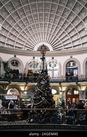 LEEDS, Royaume-uni - Mai 07, 2019 : décorations de Noël à l'intérieur de l'Édifice Corn Exchange historique de Leeds Banque D'Images