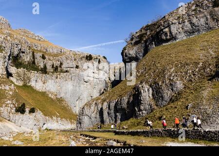 MALHAM TARN, FRANCE - Dec 23, 2019 : Beau paysage entrée de Gordale Scar chute d'eau dans le Yorkshire Dales Banque D'Images