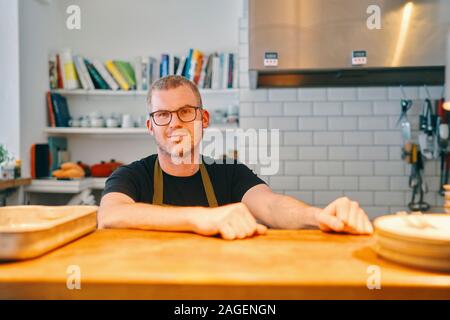 Serveur en attente à l'encontre de service en restaurant Banque D'Images