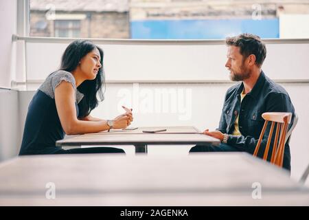Couple talking in restaurant Banque D'Images