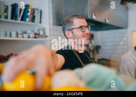 Comptoir de service hôtellerie travailler derrière dans le Banque D'Images