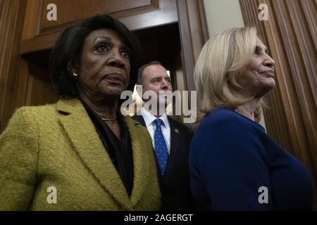 Washington, District de Columbia, Etats-Unis. Dec 18, 2019. De gauche à droite : représentant des États-Unis Maxine Waters (démocrate de Californie), représentant des Etats-Unis Adam Schiff (démocrate de Californie), et représentant des États-Unis Carolyn Maloney (démocrate de New York), États-Unis entrer dans une conférence de presse après la Chambre des représentants des Etats-Unis a voté pour destituer le Président des Etats-Unis, Donald J. Trump au Capitole à Washington, DC, États-Unis, le Mercredi, Décembre 18, 2019. Credit : ZUMA Press, Inc./Alamy Live News Banque D'Images