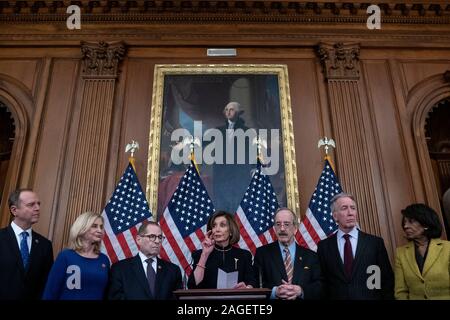 De gauche à droite : représentant des États-Unis Adam Schiff (démocrate de Californie), représentant des Etats-Unis Carolyn Maloney (démocrate de New York), représentant des Etats-Unis Jerrold Nadler (démocrate de New York), Président de la Chambre des représentants des Etats-Unis Nancy Pelosi (démocrate de Californie), représentant des Etats-Unis Eliot Engel (démocrate de New York), représentant des Etats-Unis Richard Neal (démocrate du Massachusetts), et représentant des États-Unis Maxine Waters (démocrate de Californie) tiennent une conférence de presse après la Chambre des représentants des États-Unis v Banque D'Images