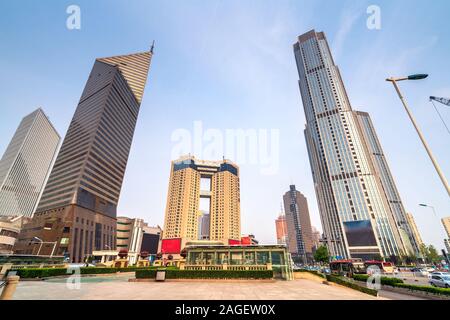 City square et gratte-ciel, la Chine Tianjin paysage urbain. Banque D'Images