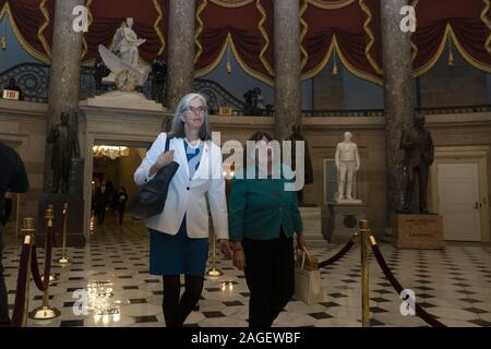 Washington, District de Columbia, Etats-Unis. Dec 18, 2019. Représentant des États-Unis Katherine Clark (démocrate du Massachusetts) passe par Statuary Hall comme la Chambre des représentants des États-Unis se prépare à voter pour destituer le Président des Etats-Unis, Donald J. Trump au Capitole à Washington, DC, États-Unis, le Mercredi, Décembre 18, 2019. Credit : ZUMA Press, Inc./Alamy Live News Banque D'Images