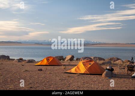 Voir nuageux sur un lac de montagne. La Mongolie tente sur beach Banque D'Images