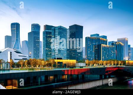 Vue de nuit de l'architecture, Hangzhou, Chine Nouvelle Ville Qianjiang CDB. Banque D'Images