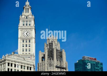 Chicago, USA. 18 décembre 2019. Réaménagement de la Tribune Tower continue (C) sur Michigan Avenue. Los Angeles Groupe CIM et basée à Chicago, Golub & Company a acheté la propriété de Tribune Media pour 240 millions de dollars en 2016. Tribune Tower comprendra 162 résidences sur la vente de 900 000 $ à plus de 7 millions de dollars. L'occupation est prévue pour commencer au quatrième trimestre de 2020. Crédit : Stephen Chung / Alamy Live News Banque D'Images