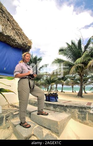 La femme prend des photos sur une plage au Mexique Banque D'Images