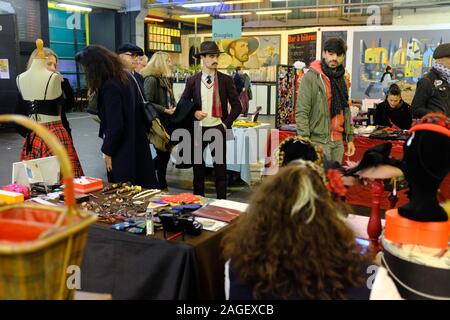 Clients à vêtements vintage et d'articles domestiques à l'intérieur du marché le contrôle au sol.un ancien entrepôt de la gare SNCF à 12e arrondissement.paris.France Banque D'Images