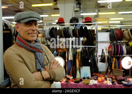 Un vendeur de vêtements vintage dans le marché d'occasion dans le contrôle au sol.un ancien entrepôt de la gare SNCF à 12e arrondissement.paris.France Banque D'Images