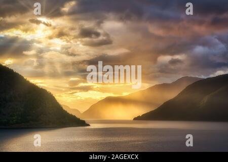 Lever du soleil sur l'incroyable fjords de Norvège Banque D'Images