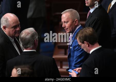 Représentant des États-Unis a appelé Jeff Van (républicain du New Jersey), centre, bavarde avec des collègues comme le président de la Chambre des Représentants américaine Nancy Pelosi (démocrate de Californie) préside à la résolution 755, articles de destitution contre le président américain, Donald J. Trump comme le vote de l'Assemblée au Capitole à Washington, DC, le 18 décembre 2019. - La Chambre des Représentants américaine a voté mercredi 229-198 de destituer le Président Donald J. Trump pour obstruction du Congrès. La Chambre destitué Trump pour abus de pouvoir par un vote 230-197. Le 45e président des Etats-Unis n'est que le troisième occupant o Banque D'Images