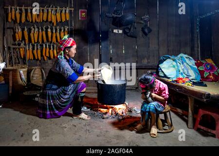 Mu Cang Chai, Province de Yen Bai, Vietnam - 20 septembre 2019 : vie quotidienne, scène d'un H'Mong de minorités ethniques cuisine familiale avec un poêle à bois dans leur Banque D'Images