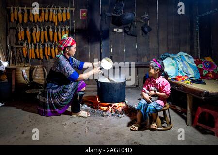 Mu Cang Chai, Province de Yen Bai, Vietnam - 20 septembre 2019 : vie quotidienne, scène d'un H'Mong de minorités ethniques cuisine familiale avec un poêle à bois dans leur Banque D'Images