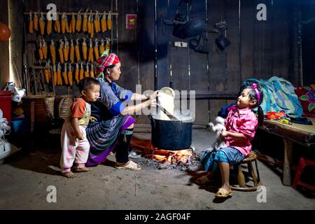 Mu Cang Chai, Province de Yen Bai, Vietnam - 20 septembre 2019 : vie quotidienne, scène d'un H'Mong de minorités ethniques cuisine familiale avec un poêle à bois dans leur Banque D'Images