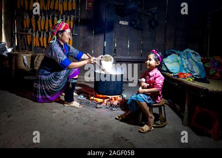 Mu Cang Chai, Province de Yen Bai, Vietnam - 20 septembre 2019 : vie quotidienne, scène d'un H'Mong de minorités ethniques cuisine familiale avec un poêle à bois dans leur Banque D'Images