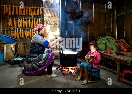 Mu Cang Chai, Province de Yen Bai, Vietnam - 20 septembre 2019 : vie quotidienne, scène d'un H'Mong de minorités ethniques cuisine familiale avec un poêle à bois dans leur Banque D'Images