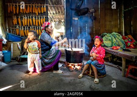 Mu Cang Chai, Province de Yen Bai, Vietnam - 20 septembre 2019 : vie quotidienne, scène d'un H'Mong de minorités ethniques cuisine familiale avec un poêle à bois dans leur Banque D'Images