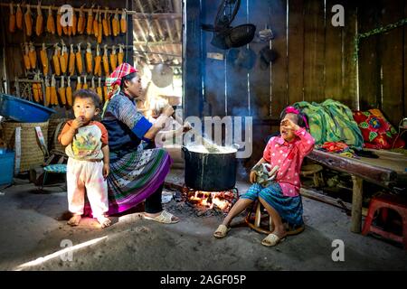 Mu Cang Chai, Province de Yen Bai, Vietnam - 20 septembre 2019 : vie quotidienne, scène d'un H'Mong de minorités ethniques cuisine familiale avec un poêle à bois dans leur Banque D'Images