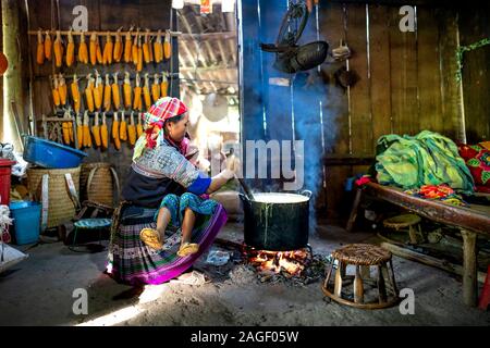 Mu Cang Chai, Province de Yen Bai, Vietnam - 20 septembre 2019 : vie quotidienne, scène d'un H'Mong de minorités ethniques cuisine familiale avec un poêle à bois dans leur Banque D'Images